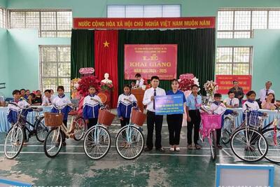 Chị đoàn TTYT huyện Ia Pa trao xuất quà cho các em học sinh