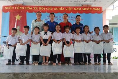 Chị đoàn TTYT huyện Ia Pa trao xuất quà cho các em học sinh