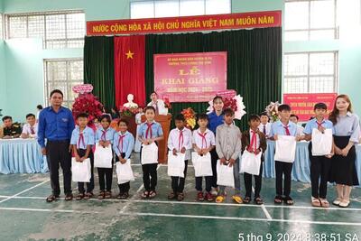 Chị đoàn TTYT huyện Ia Pa trao xuất quà cho các em học sinh